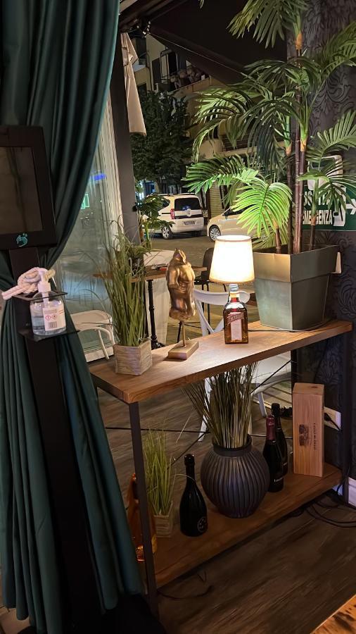 B&B Caffe Retro' チステルナ・ディ・ラティーナ エクステリア 写真